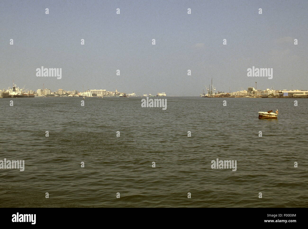 Port Said - navires d'une vue plongeante sur l'extrémité nord du Canal de Suez, le canal se jette dans la mer Méditerranée. Une des merveilles du génie construit en 1869 par le français Ferdinand de Lesseps, elle est aujourd'hui l'objet d'une mise à niveau importante par l'ajout d'un canal parallèle pour augmenter le trafic et de réduire les temps d'attente. Banque D'Images