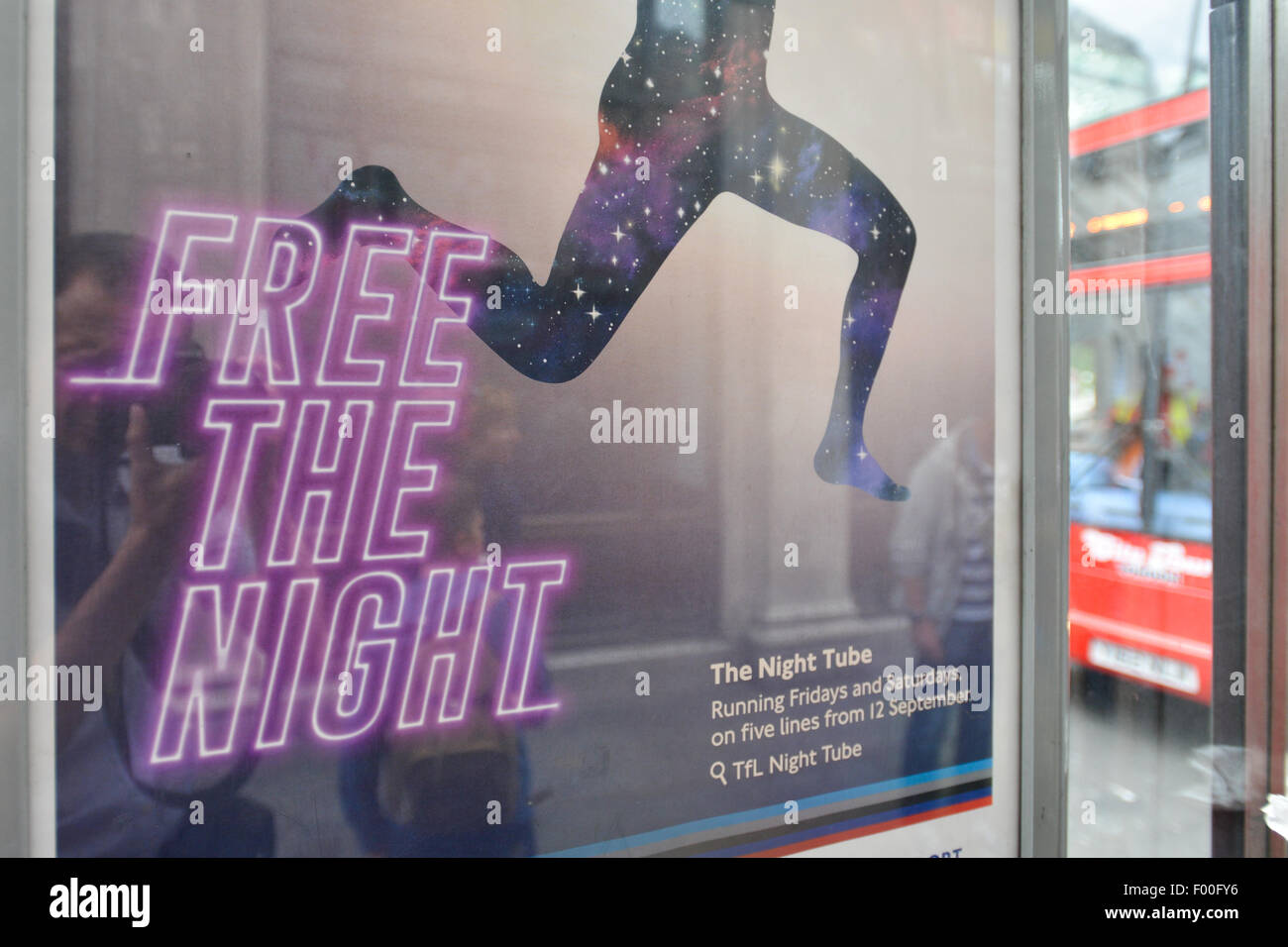 Trafalgar Square, Londres, Royaume-Uni. 5e août 2015. Une affiche pour le projet de nuit tube, à un arrêt de bus. Le service proposé est à la tête de conflit du travail et les grèves en métro du personnel. Crédit : Matthieu Chattle/Alamy Live News Banque D'Images