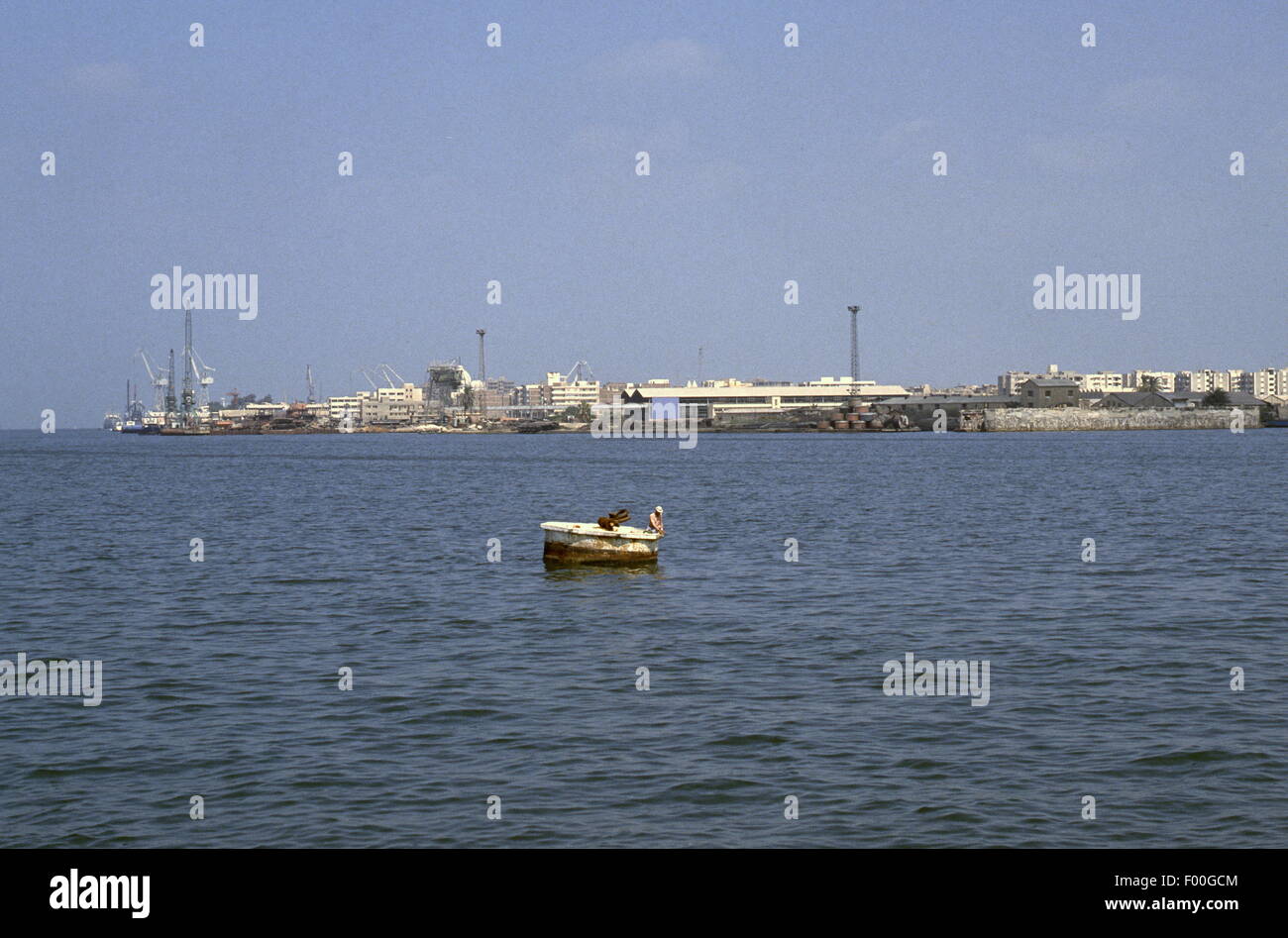 Port Said - navires d'une vue plongeante sur l'extrémité nord du Canal de Suez, le canal se jette dans la mer Méditerranée. Une des merveilles du génie construit en 1869 par le français Ferdinand de Lesseps, elle est aujourd'hui l'objet d'une mise à niveau importante par l'ajout d'un canal parallèle pour augmenter le trafic et de réduire les temps d'attente. Banque D'Images