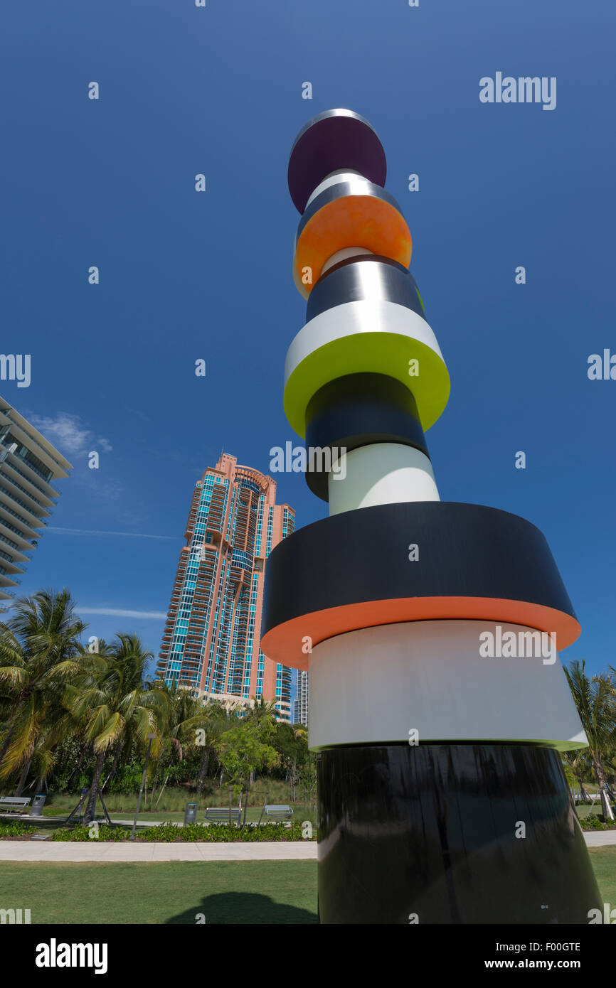 La sculpture PHARE OBSTINÉ (©Tobias Rehberger 2011) SOUTH POINTE PARK MIAMI BEACH FLORIDE USA Banque D'Images La sculpture PHARE OBSTINÉ (©Tobias Rehberger 2011) SOUTH POINTE PARK MIAMI BEACH FLORIDE USA Banque D'Images