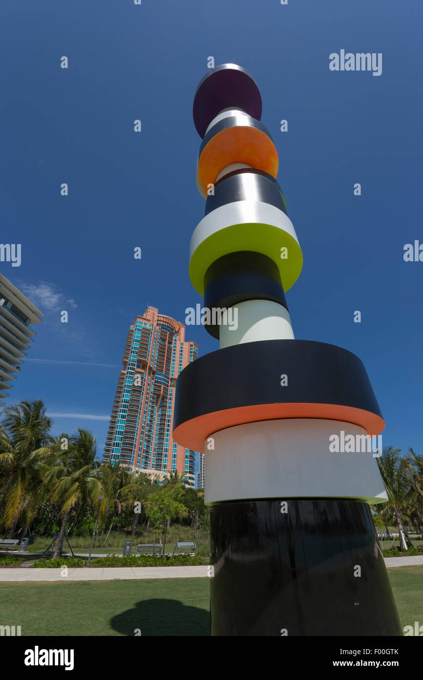 La sculpture PHARE OBSTINÉ (©Tobias Rehberger 2011) SOUTH POINTE PARK MIAMI BEACH FLORIDE USA Banque D'Images La sculpture PHARE OBSTINÉ (©Tobias Rehberger 2011) SOUTH POINTE PARK MIAMI BEACH FLORIDE USA Banque D'Images