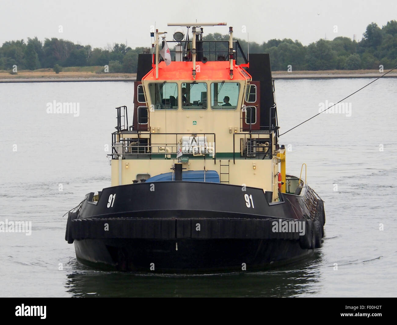 Le TUG 91 (ENI 06504223) assiste dans les opérations de navires à Zandvlietsluis, un système de verrouillage à clé dans le port d'Anvers. Banque D'Images Le TUG 91 (ENI 06504223) assiste dans les opérations de navires à Zandvlietsluis, un système de verrouillage à clé dans le port d'Anvers. Banque D'Images