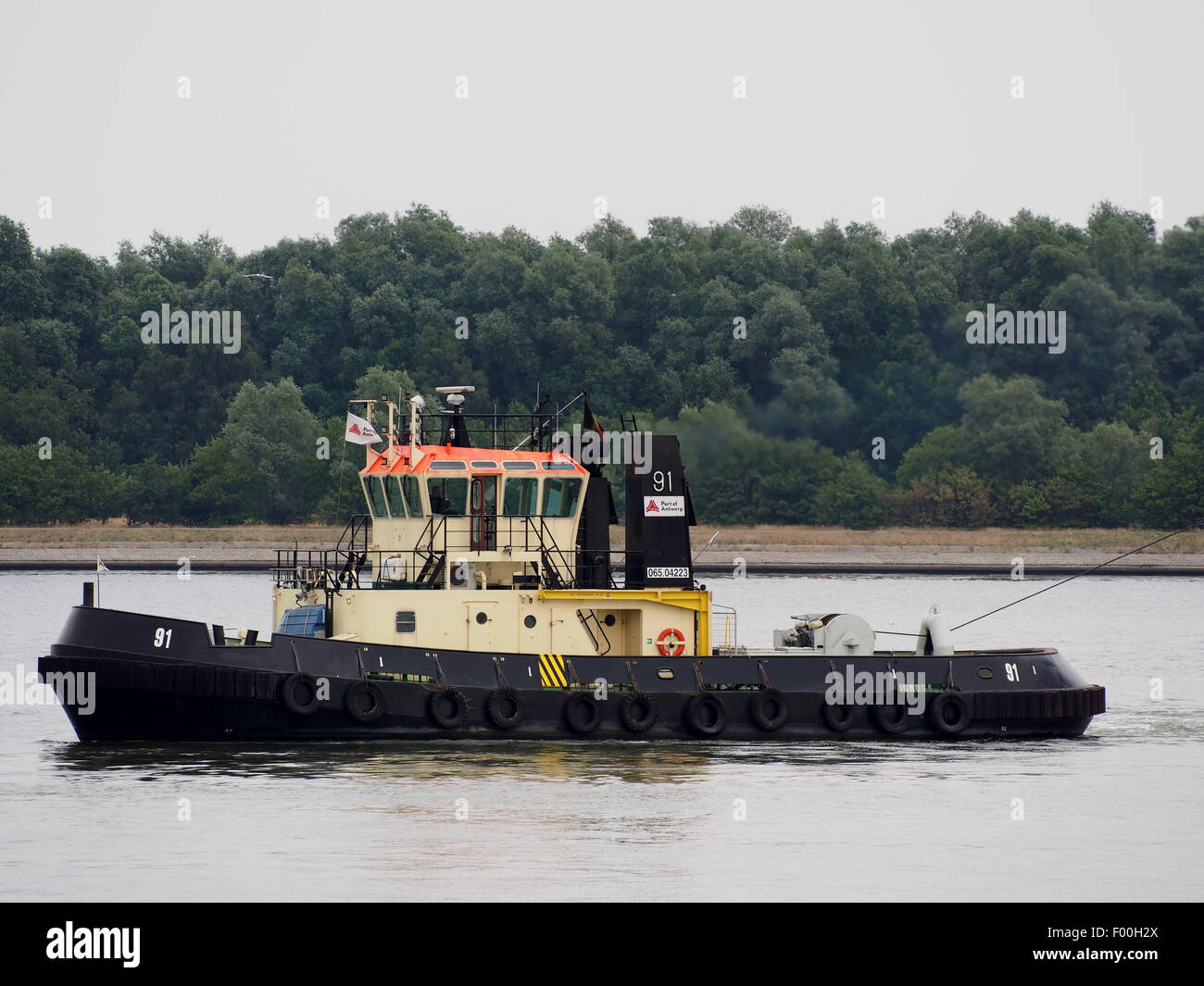 Le remorqueur 91 (ENI 06504223) opère dans le Zandvlietsluis, qui fait partie du système d'écluse du port d'Anvers, aidant à manœuvrer de gros navires sur les voies navigables du port. Banque D'Images Le remorqueur 91 (ENI 06504223) opère dans le Zandvlietsluis, qui fait partie du système d'écluse du port d'Anvers, aidant à manœuvrer de gros navires sur les voies navigables du port. Banque D'Images