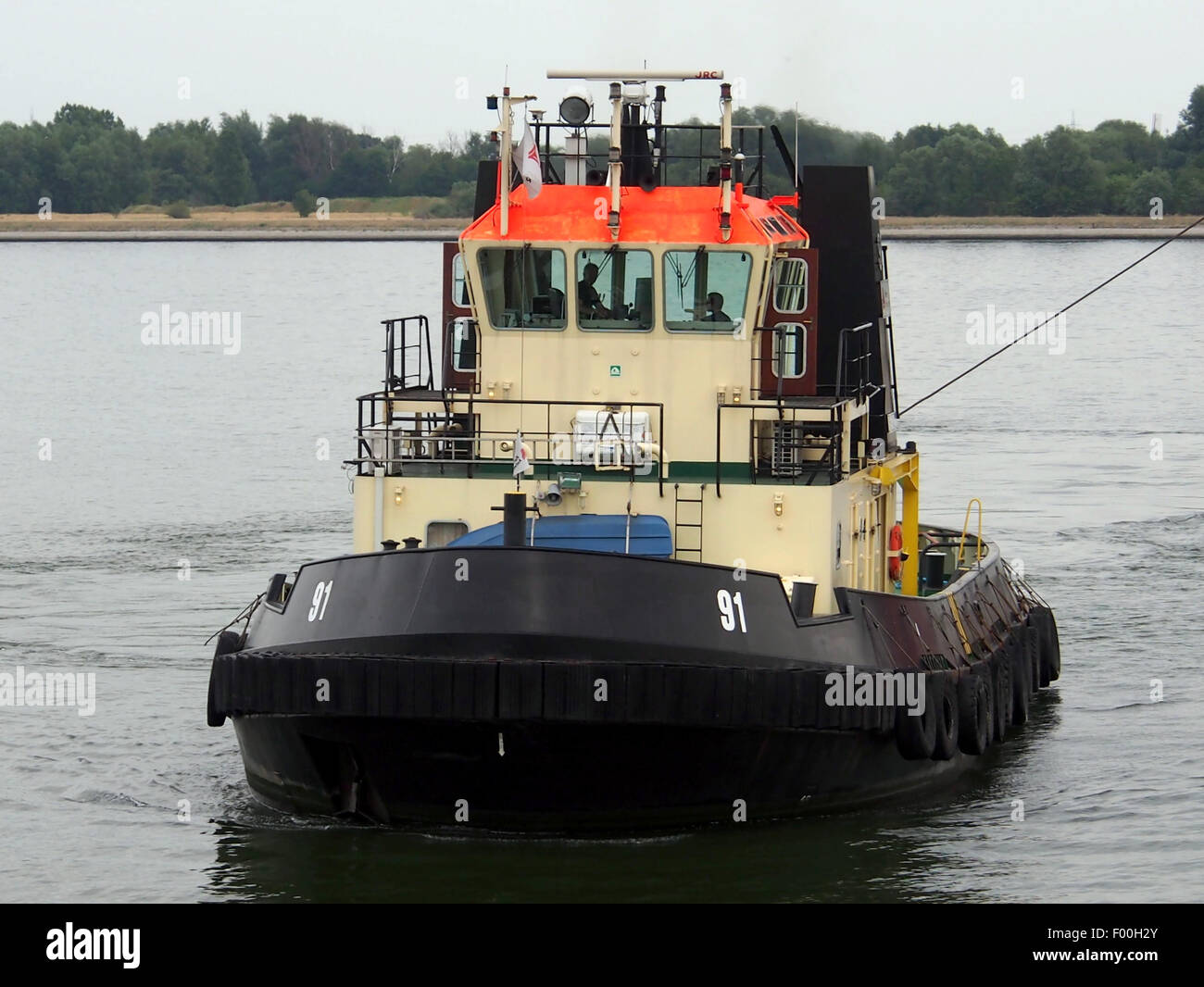Remorqueur 91 (ENI 06504223) aidant à la navigation des navires à Zandvlietsluis, situé dans le port d'Anvers, assurant le passage sûr des navires de plus grande taille. Banque D'Images Remorqueur 91 (ENI 06504223) aidant à la navigation des navires à Zandvlietsluis, situé dans le port d'Anvers, assurant le passage sûr des navires de plus grande taille. Banque D'Images