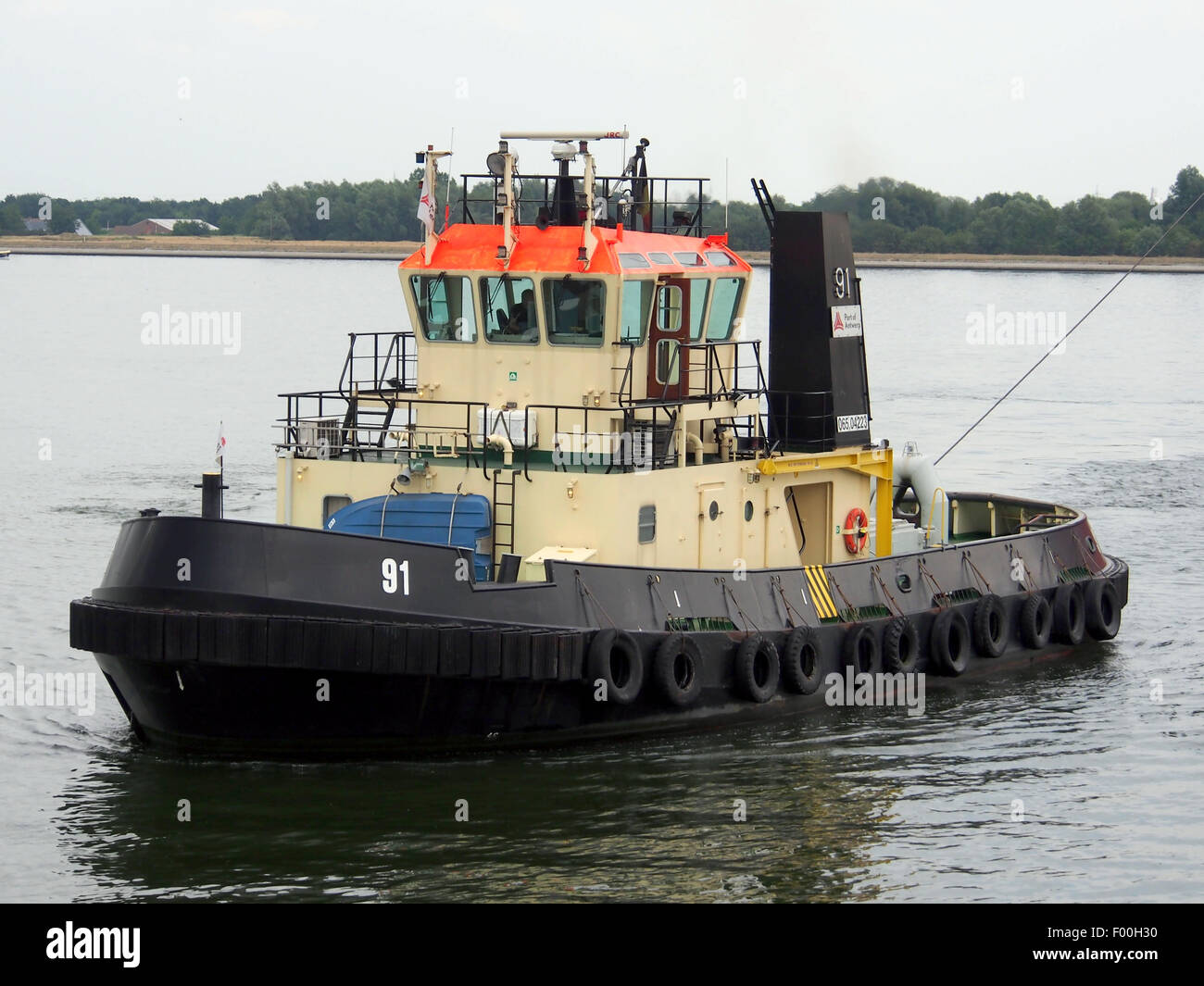 Remorqueur 91 (ENI 06504223) aidant à la navigation des navires à Zandvlietsluis dans le port d'Anvers, assurant le passage en toute sécurité des navires de plus grande taille. Banque D'Images Remorqueur 91 (ENI 06504223) aidant à la navigation des navires à Zandvlietsluis dans le port d'Anvers, assurant le passage en toute sécurité des navires de plus grande taille. Banque D'Images