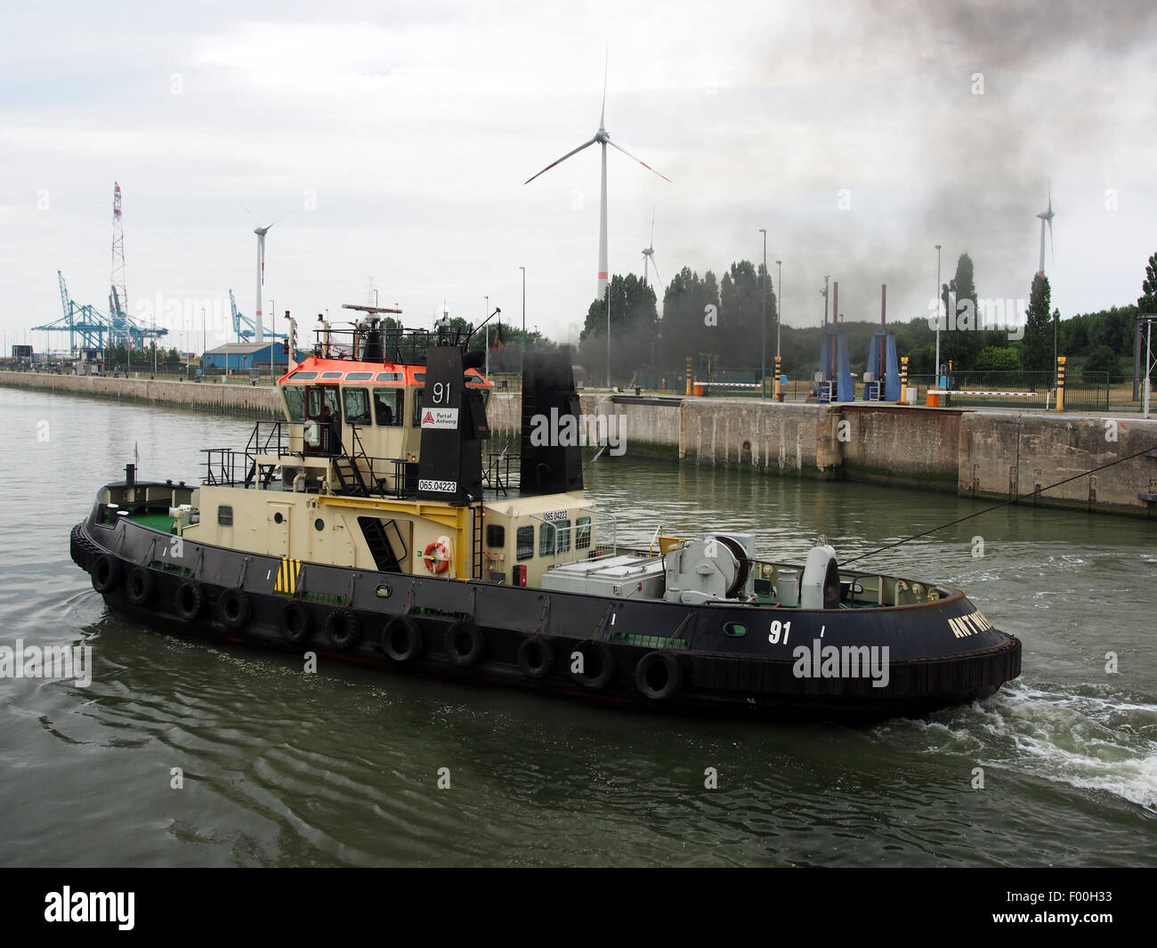 Le « Tug 91 » (ENI 06504223) aide à la navigation des navires à Zandvlietsluis dans le port d'Anvers, un port important pour les opérations de navigation mondiale. Banque D'Images Le « Tug 91 » (ENI 06504223) aide à la navigation des navires à Zandvlietsluis dans le port d'Anvers, un port important pour les opérations de navigation mondiale. Banque D'Images