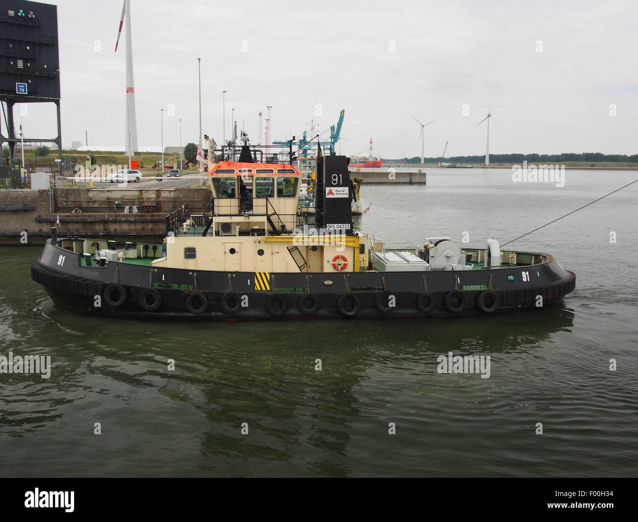 Le remorqueur 91 (ENI 06504223) est un remorqueur opérant dans le Zandvlietsluis au port d'Anvers. Il fournit des services essentiels pour guider les navires plus grands à travers le système d'écluse. Banque D'Images Le remorqueur 91 (ENI 06504223) est un remorqueur opérant dans le Zandvlietsluis au port d'Anvers. Il fournit des services essentiels pour guider les navires plus grands à travers le système d'écluse. Banque D'Images