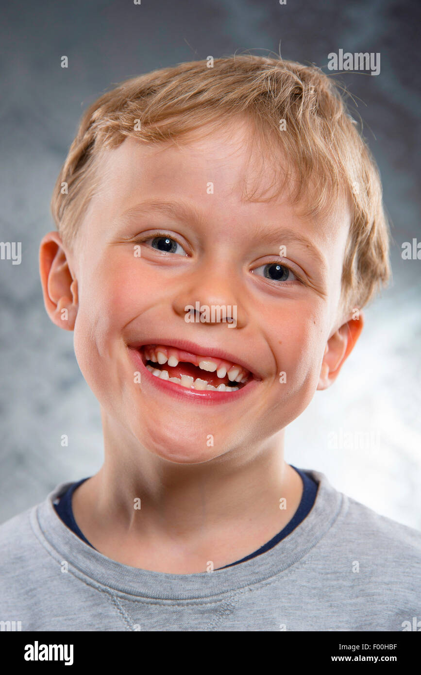 Smiling six ans avec écart de dent Banque D'Images