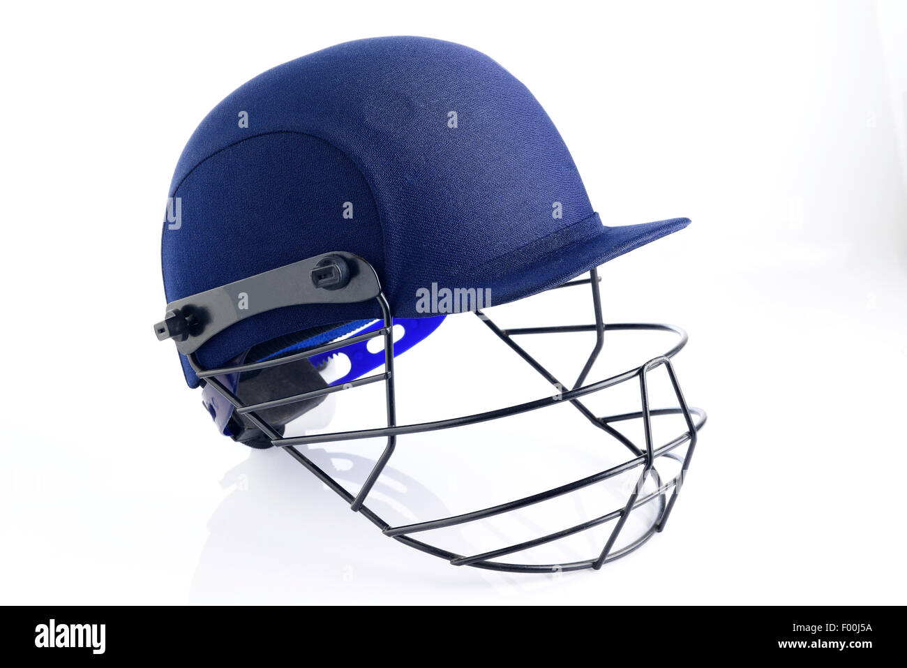 Close up de casque de Cricket bleu sur fond blanc Banque D'Images