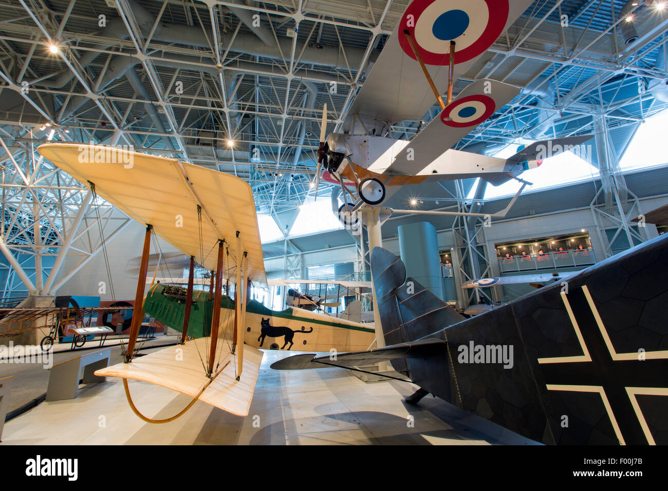 Canada,Ontario,Ottawa, Canada Aviation & Space Museum, Nieuport 12 (haut) et Curtiss JN-4 Canuk Banque D'Images