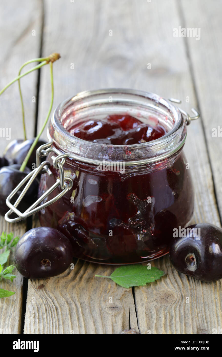 Confiture de cerise bio faits maison sur une table en bois Banque D'Images