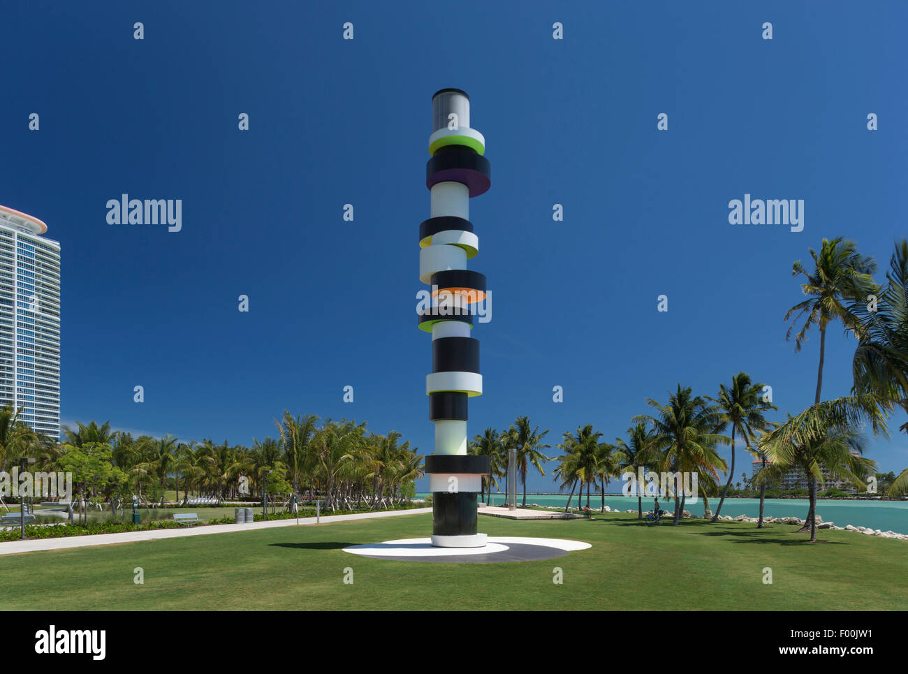 La sculpture PHARE OBSTINÉ (©Tobias Rehberger 2011) SOUTH POINTE PARK MIAMI BEACH FLORIDE USA Banque D'Images La sculpture PHARE OBSTINÉ (©Tobias Rehberger 2011) SOUTH POINTE PARK MIAMI BEACH FLORIDE USA Banque D'Images