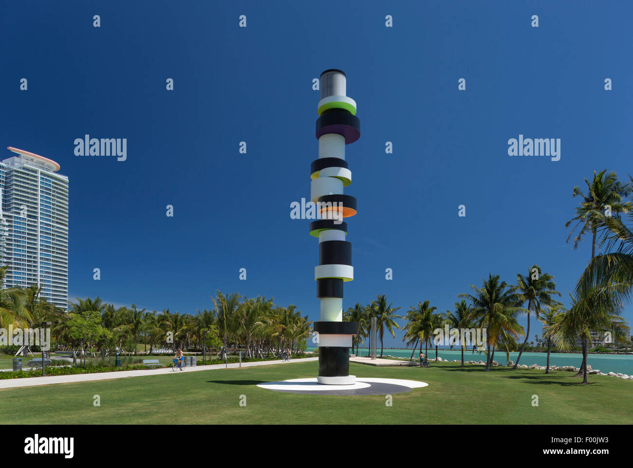 La sculpture PHARE OBSTINÉ (©Tobias Rehberger 2011) SOUTH POINTE PARK MIAMI BEACH FLORIDE USA Banque D'Images La sculpture PHARE OBSTINÉ (©Tobias Rehberger 2011) SOUTH POINTE PARK MIAMI BEACH FLORIDE USA Banque D'Images