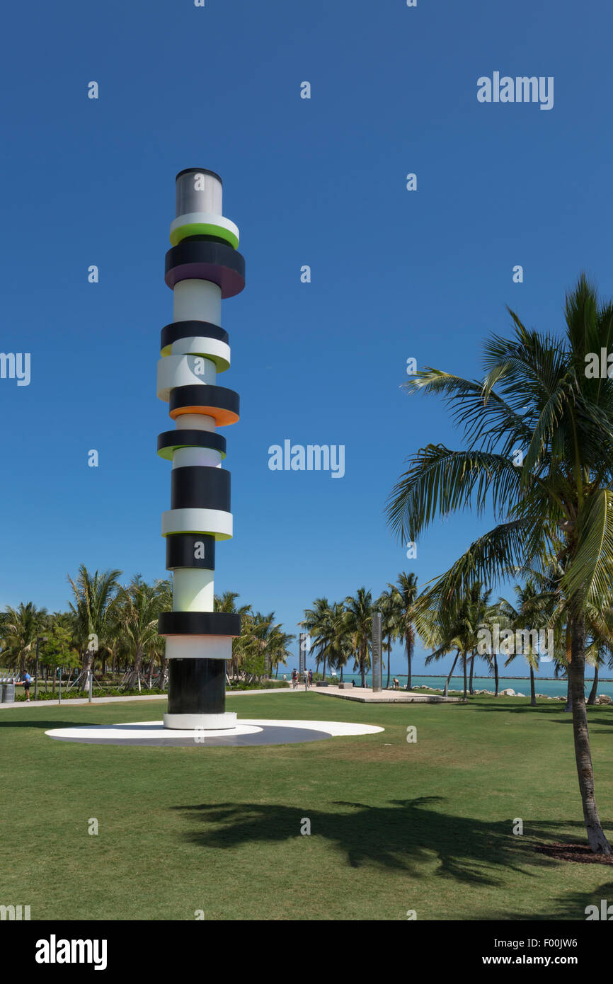 La sculpture PHARE OBSTINÉ (©Tobias Rehberger 2011) SOUTH POINTE PARK MIAMI BEACH FLORIDE USA Banque D'Images La sculpture PHARE OBSTINÉ (©Tobias Rehberger 2011) SOUTH POINTE PARK MIAMI BEACH FLORIDE USA Banque D'Images