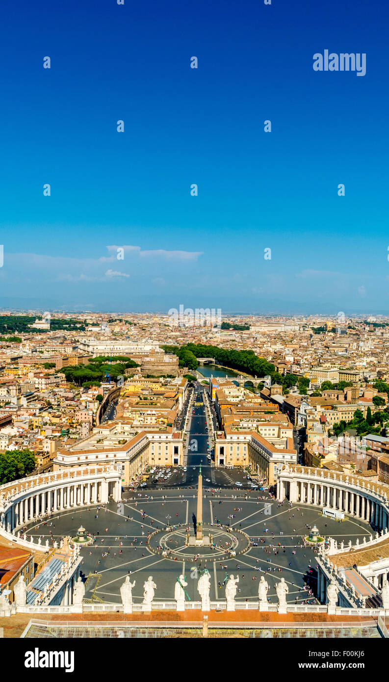 La Place Saint Pierre tourné depuis la coupole de la Basilique St Pierre. Cité du Vatican, Rome. L'Italie. Banque D'Images