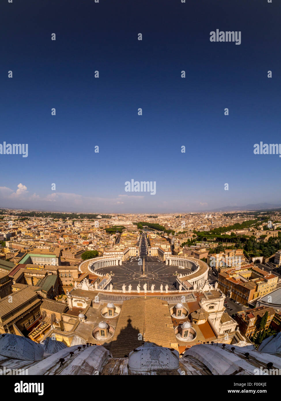 La Place Saint Pierre tourné depuis la coupole de la Basilique St Pierre. Cité du Vatican, Rome. L'Italie. Banque D'Images