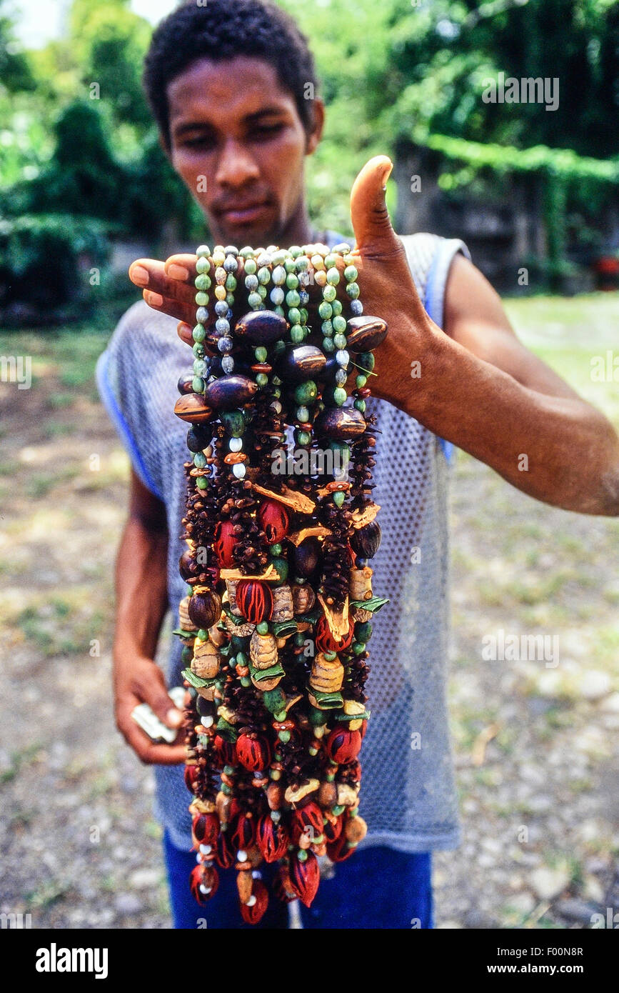 Vendeur de rue avec une sélection de colliers d'épices. La Grenade. Banque D'Images