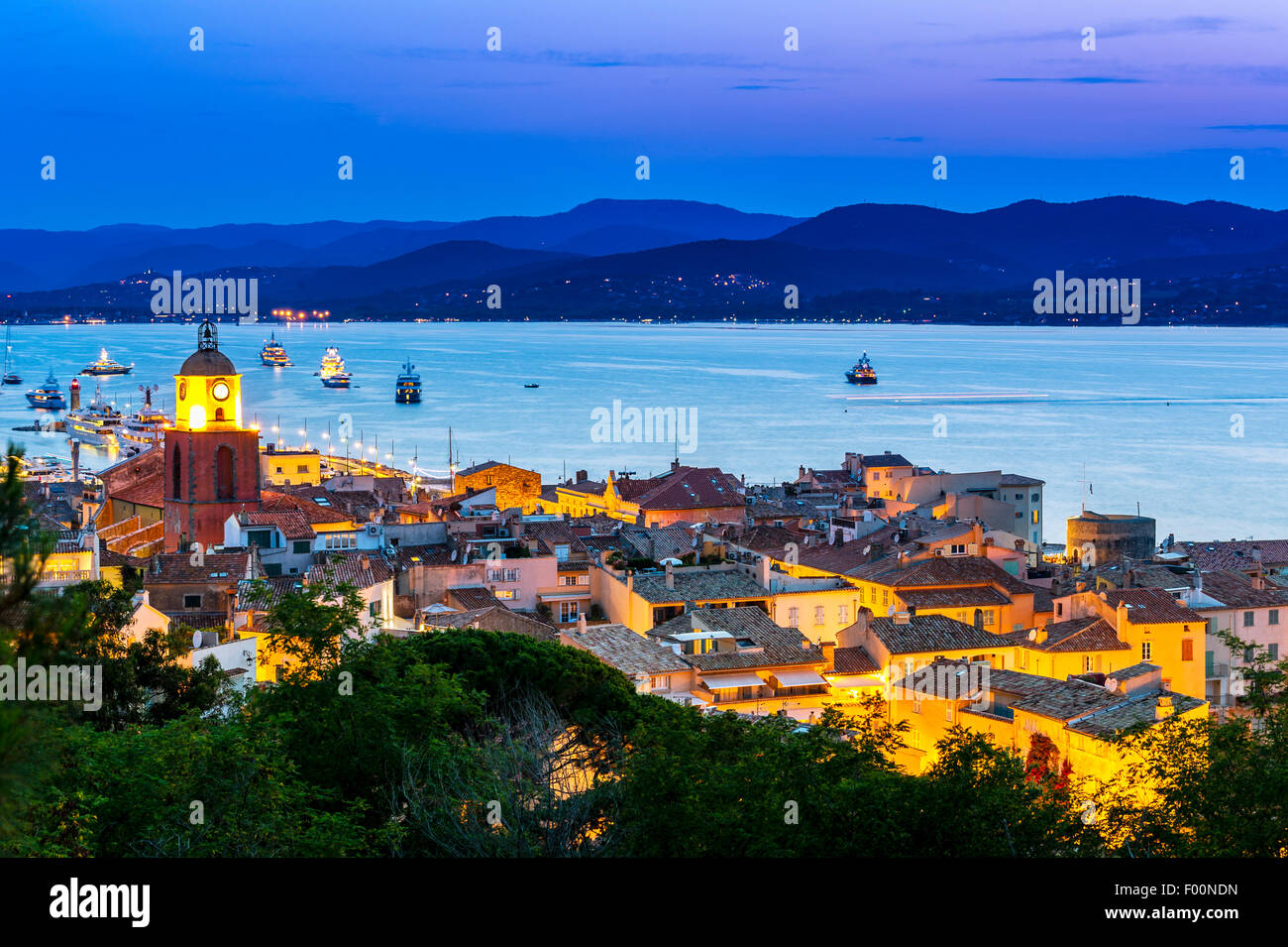 Europe, France, Var, Saint-Tropez. Le village et le Golfe de Saint-Tropez. Banque D'Images