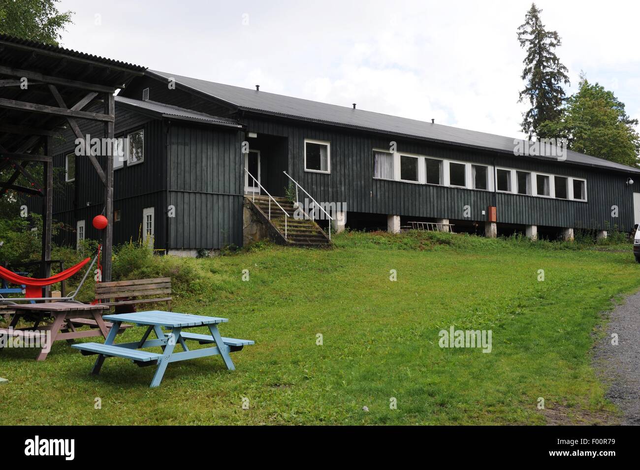 Utoya en Norvège. 5 Août, 2015. Une vue de l'ancienne cafétéria étaient beaucoup des jeunes ont été tués au cours de l'Utoya massacre sur l'île d'Utoya, en Norvège, 5 août 2015. Quatre ans après l'attentat par Anders Behring Breivik, l'organisation de jeunesse du Parti ouvrier norvégien (AUF) est à nouveau d'inviter les jeunes à rejoindre leur camp d'été sur l'île. Photo : Sigrid Harms/dpa/Alamy Live News Banque D'Images