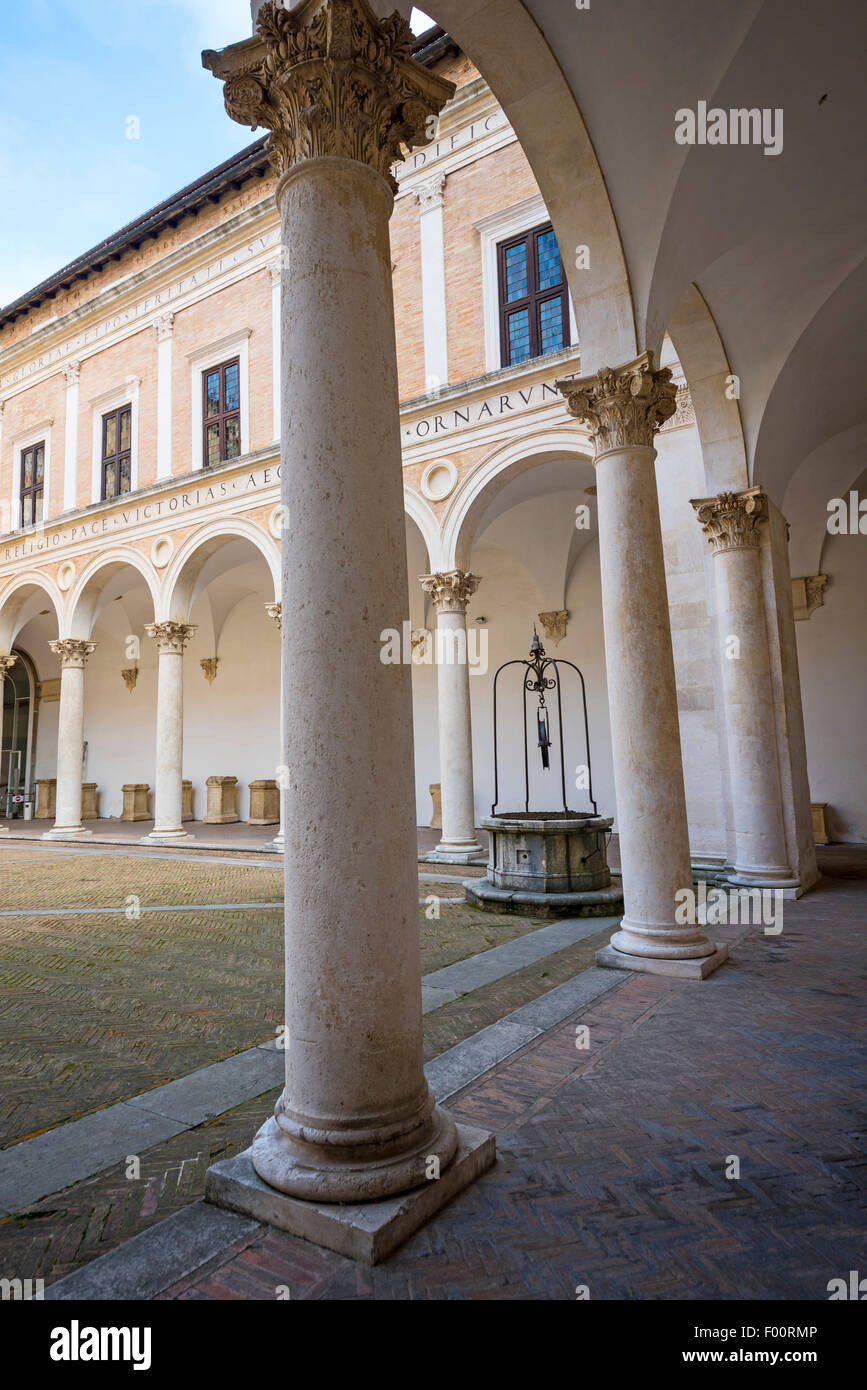 La cour intérieure du Palais Ducal à Urbino, Italie Banque D'Images