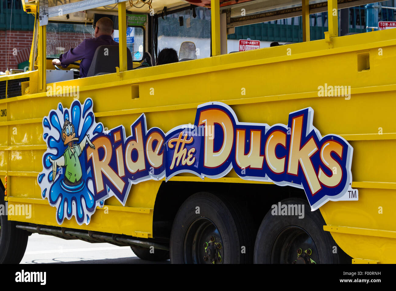 San Francisco, Californie - 11 mai : Ride The Ducks bus amphibie équitation le long de la rue, 11 mai 2015 San Francisco, Californie Banque D'Images