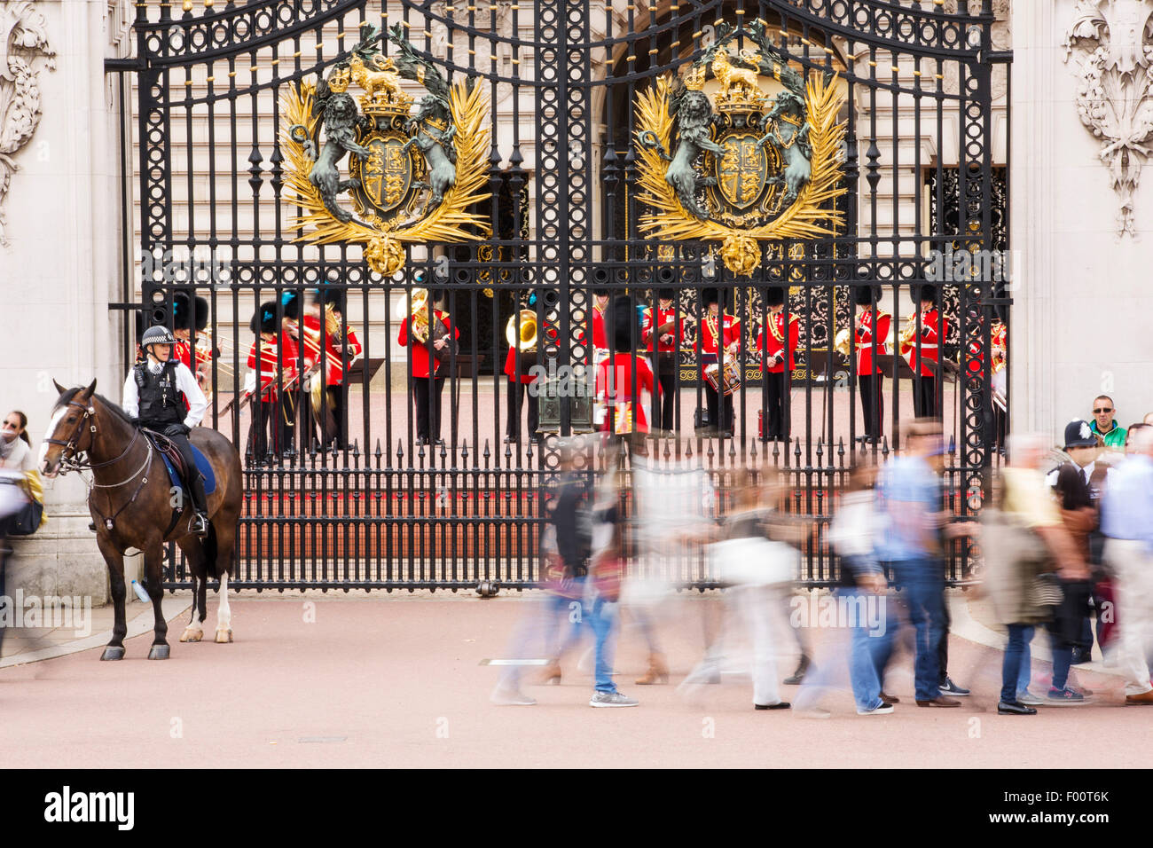 Les touristes à regarder la file d'changeing de la garde à Buckingham Palace, London, UK. Banque D'Images