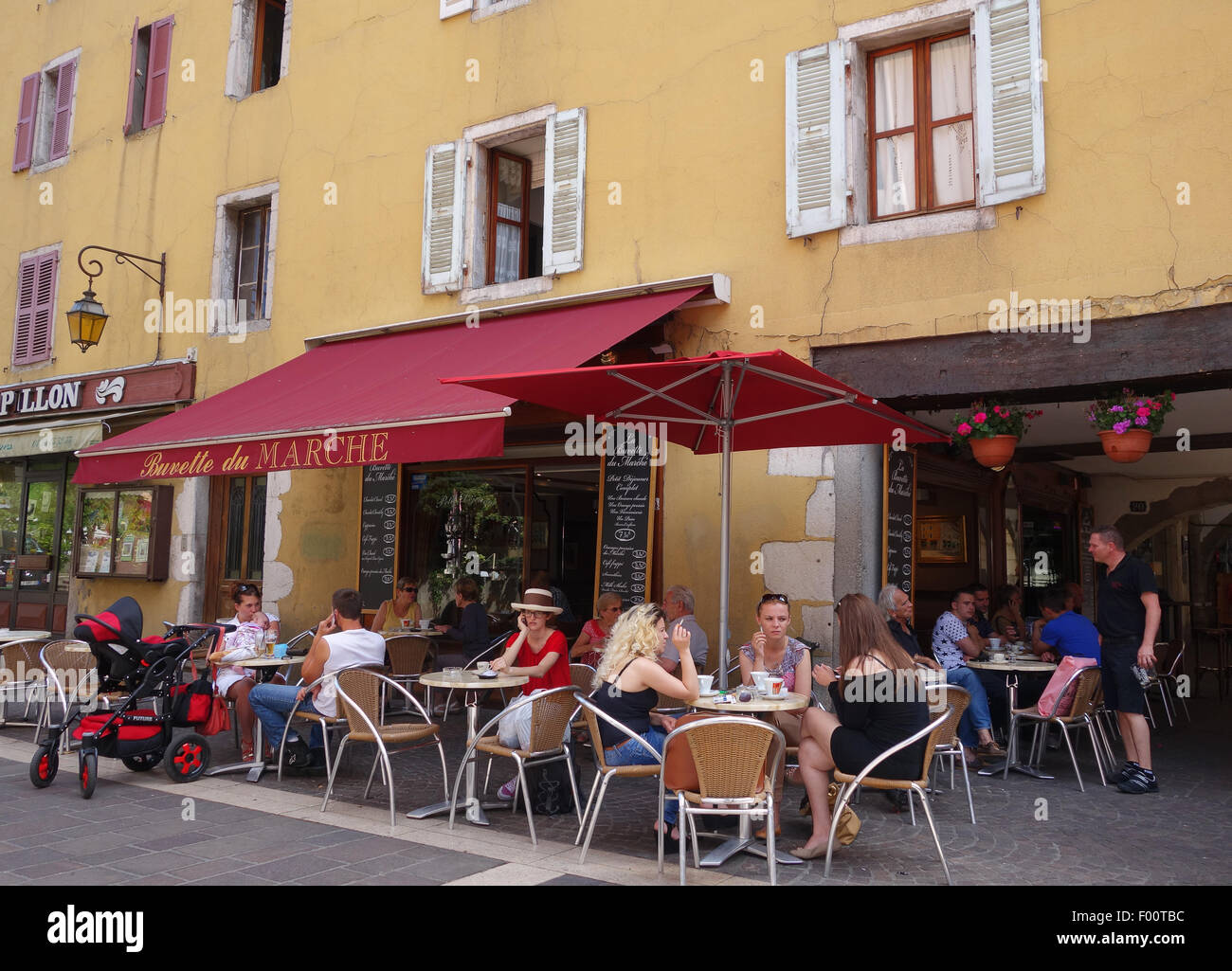 Café bar français à Annecy France tables d'extérieur Banque D'Images