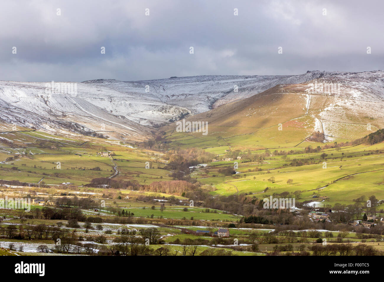 Vue sur Vallée de Edale, High Peak District, parc national de Peak District, Castelton, Derbyshire en Angleterre, Royaume-Uni, Europe Banque D'Images