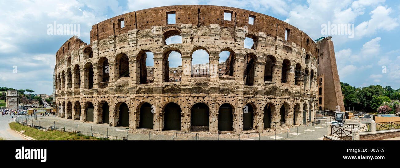 Vue grand angle du Colisée, Rome, Italie Banque D'Images Vue grand angle du Colisée, Rome, Italie Banque D'Images