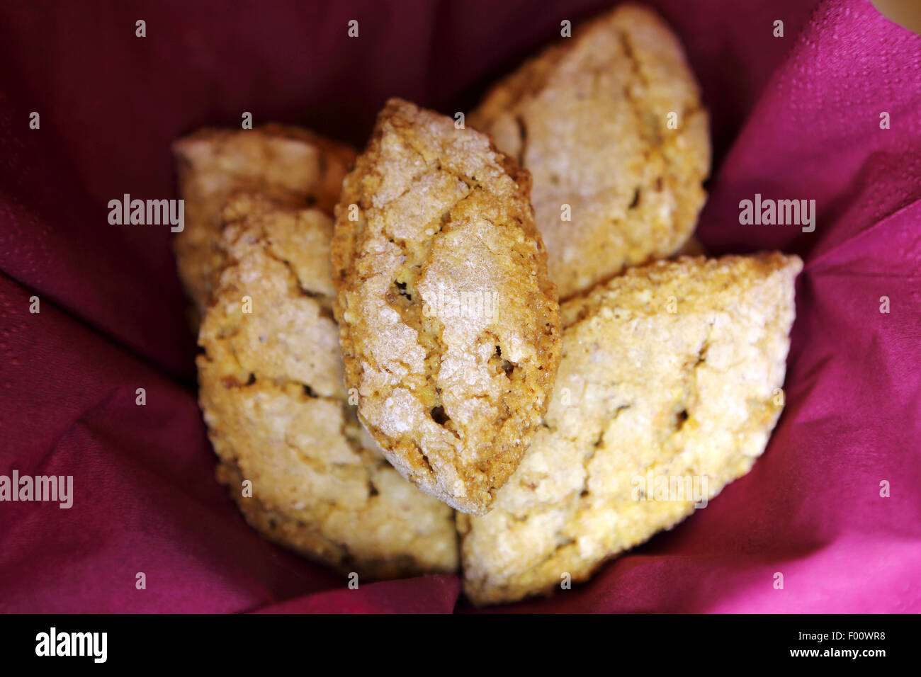 Marzapane, un biscuit sucré à l'aide d'amandes, servi à Bari, Italie. Marzapane est une spécialité régionale. Banque D'Images