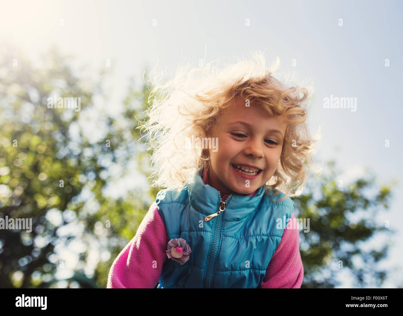 Portrait of cute blonde petite fille jouant à l'extérieur Banque D'Images