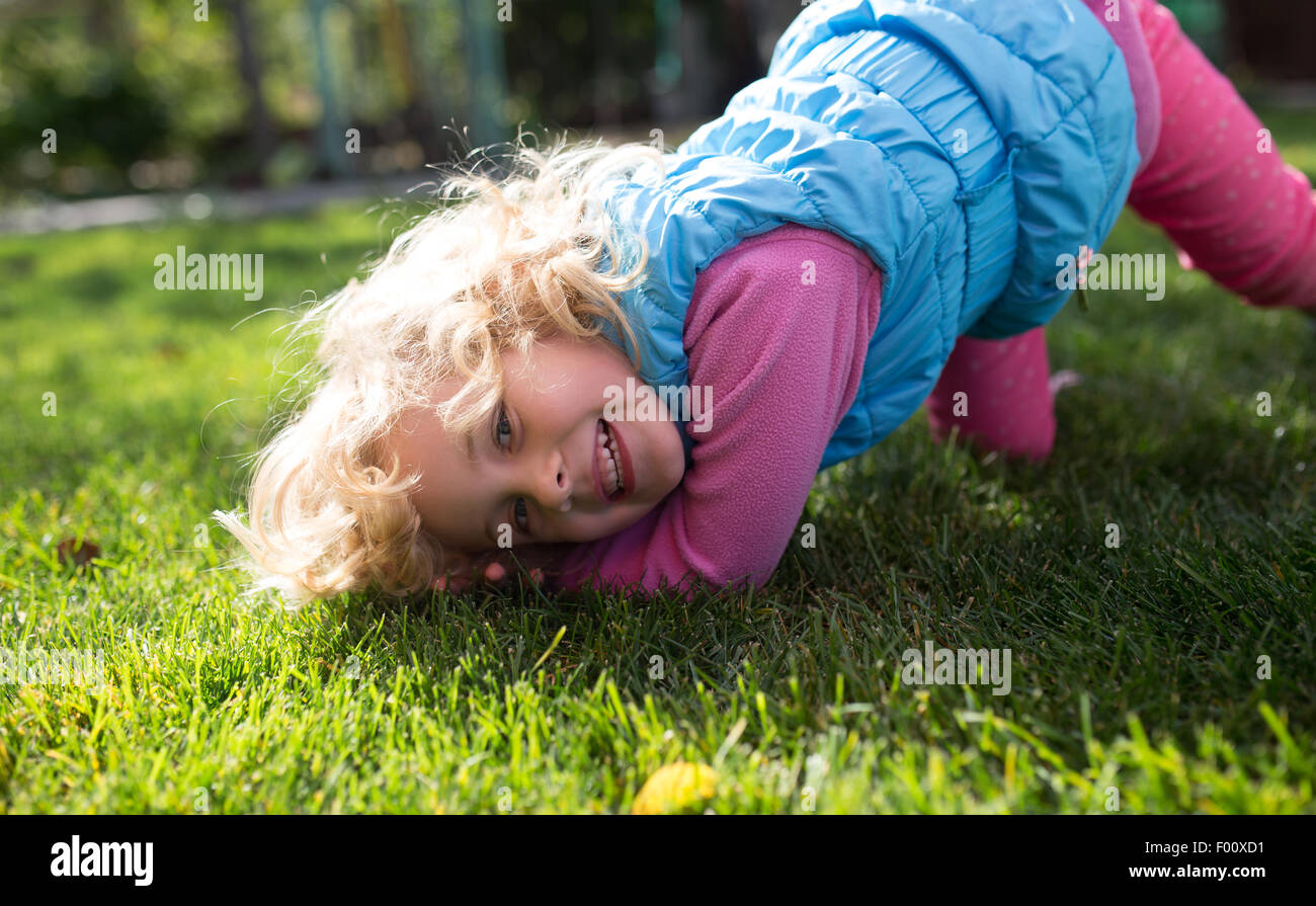 Portrait of cute blonde petite fille jouant à l'extérieur Banque D'Images