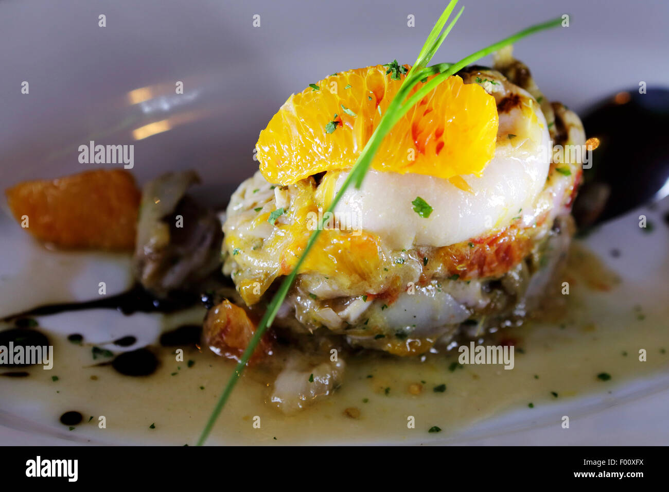 Un plat avec du fromage pecorino, orange, oignon sauvage et de l'huile d'olive de Pouilles, Italie. Banque D'Images