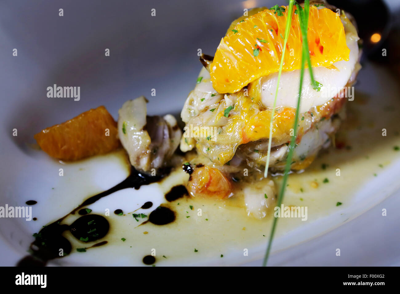 Un plat avec du fromage pecorino, orange, oignon sauvage et de l'huile d'olive servi dans les Pouilles, Italie. Banque D'Images