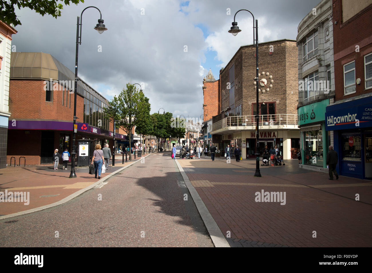 Ormskirk street zone piétonne et commerçante du centre-ville de St Helens uk Banque D'Images