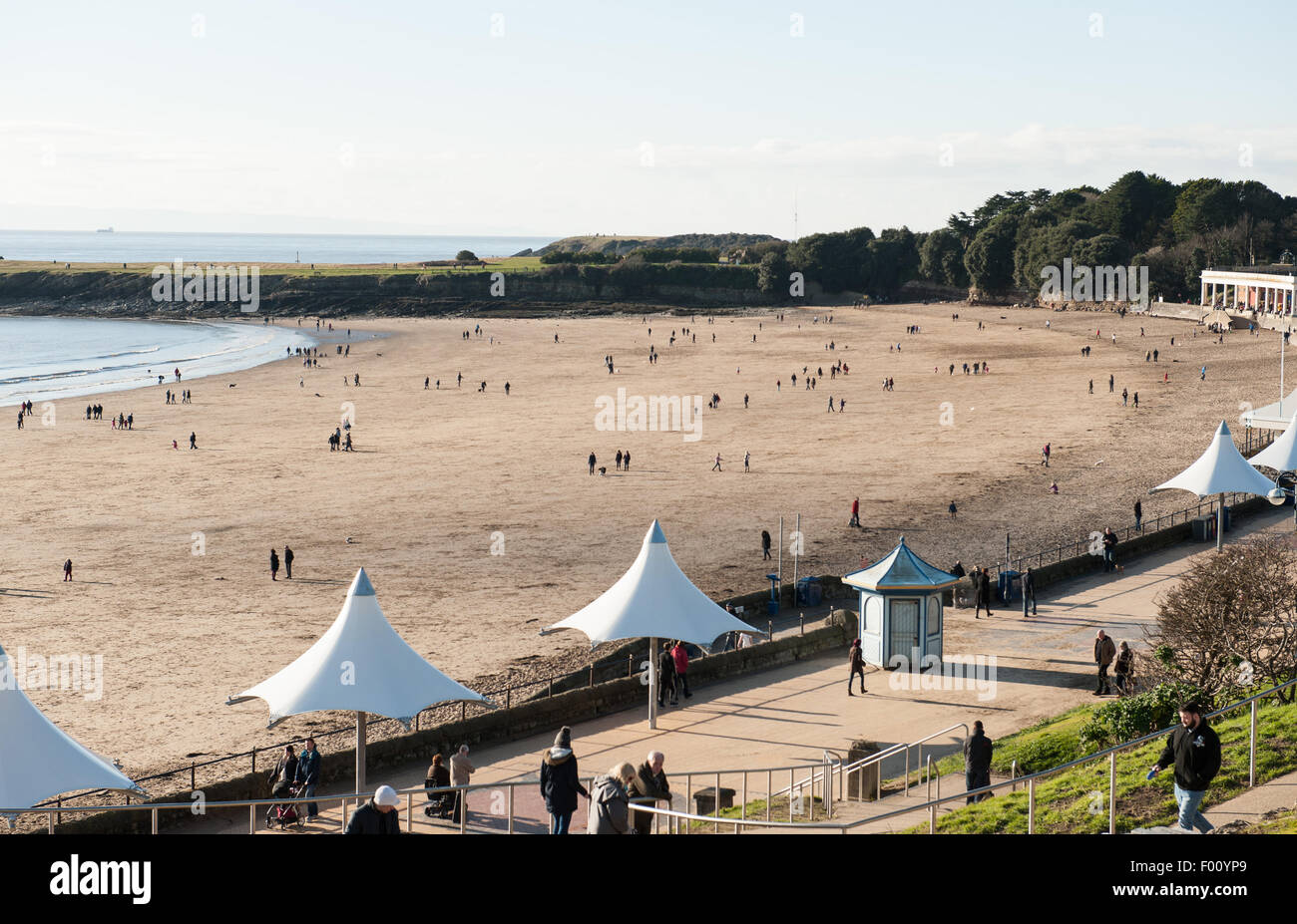 Plage de l'île de Barry en hiver avec Dog Walkers Banque D'Images