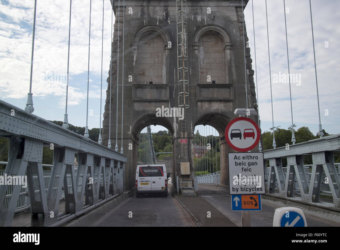 La conduite sur le pont suspendu de menai Anglesey Pays de Galles UK Banque D'Images