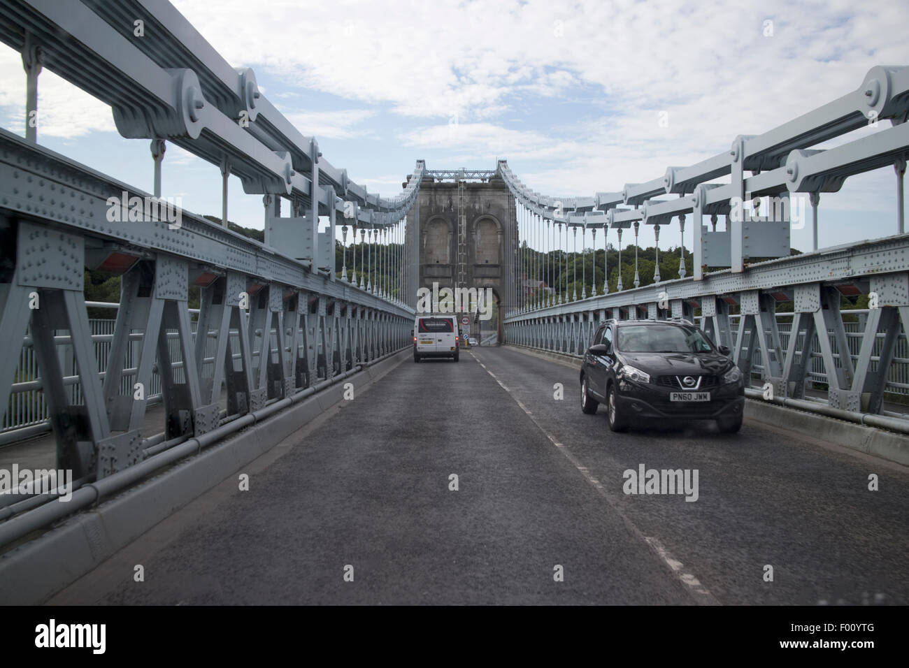 La conduite sur le pont suspendu de menai Anglesey Pays de Galles UK Banque D'Images