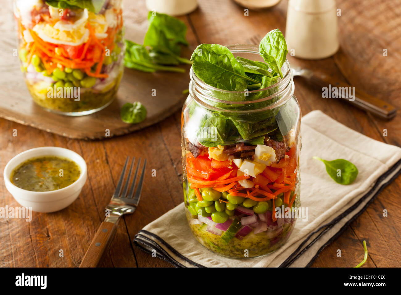 Maison saine pot Mason avec salade et légumes salade au lard Oeufs Banque D'Images Maison saine pot Mason avec salade et légumes salade au lard Oeufs Banque D'Images
