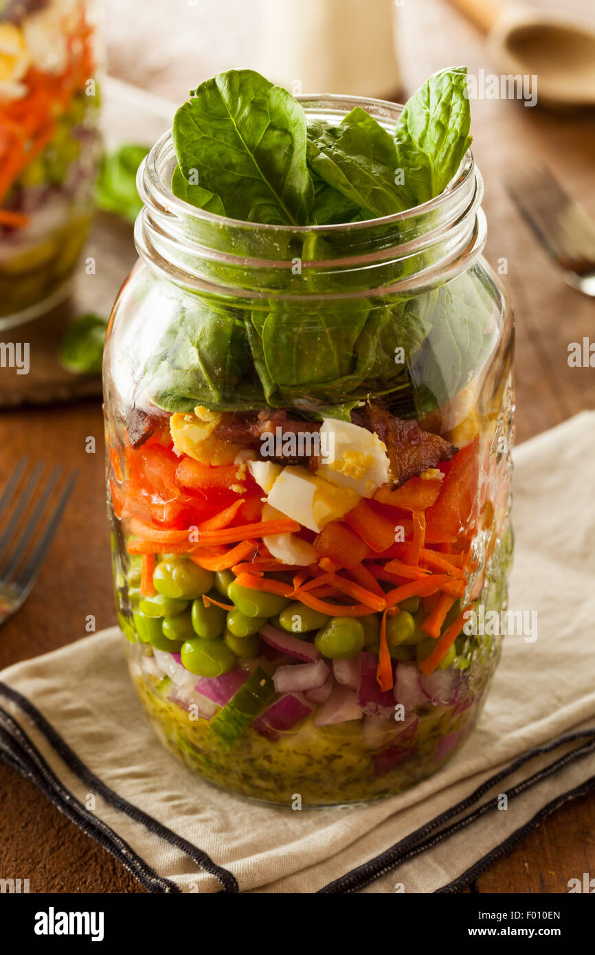 Maison saine pot Mason avec salade et légumes salade au lard Oeufs Banque D'Images Maison saine pot Mason avec salade et légumes salade au lard Oeufs Banque D'Images