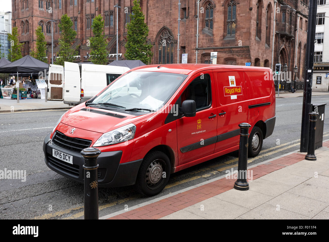 Peugeot royal mail delivery van sur double lignes jaunes dans le centre-ville de Manchester England UK Banque D'Images