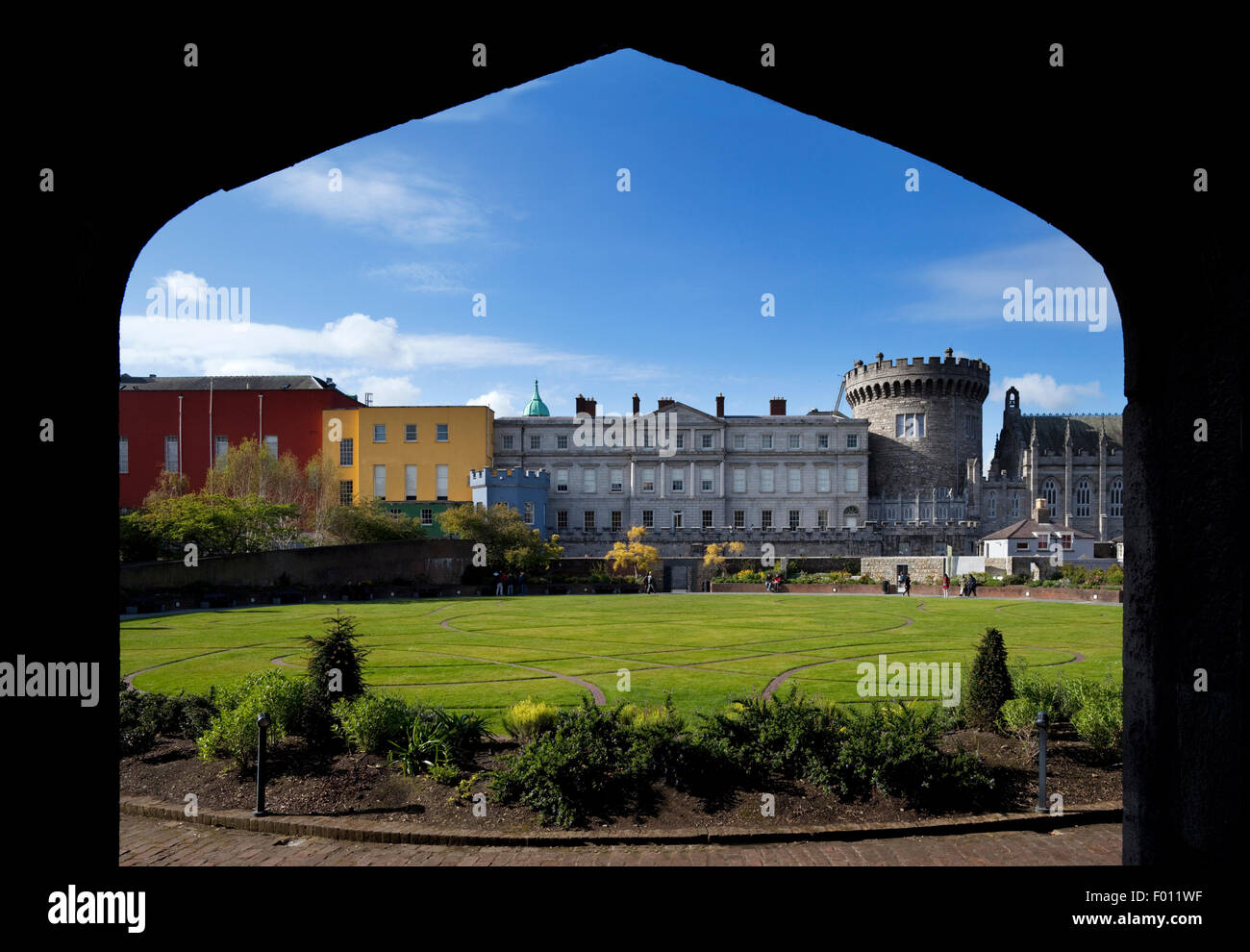 La tour Record, chapelle royale et d'autres bâtiments, de l'Dubh Linn jardins derrière le château de Dublin, Dublin, Irlande Banque D'Images