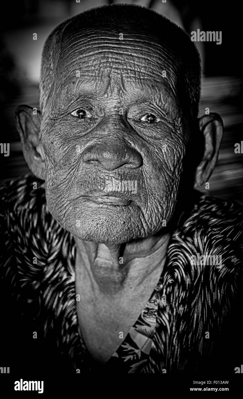 Vieille grand-mère Cambodge portrait BW pensionné, personnes, plus, vieux, 80, de la lumière, mature, mère, personne, Banque D'Images