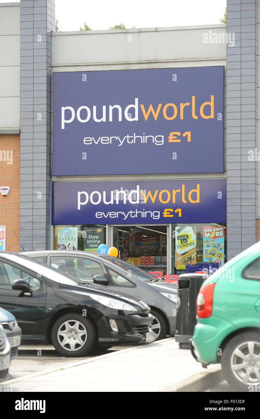 Poundworld discount store, Barnsley, South Yorkshire, UK. Photo : Scott Bairstow/Alamy Banque D'Images