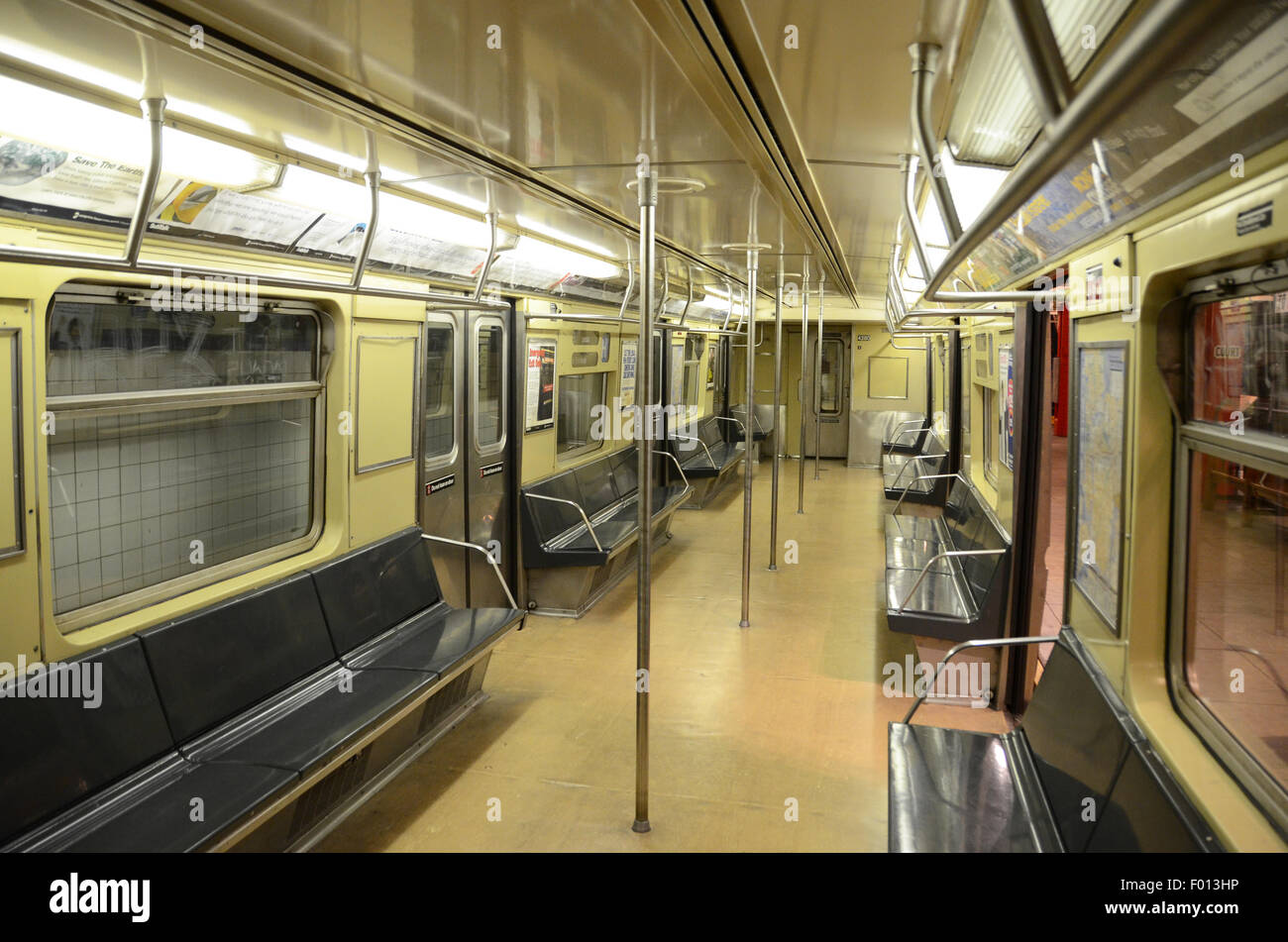 New York Transit Museum transport métro métro vintage 1968 ; livrée jaune vintage annonces rambardes plastique gris gris coin Banque D'Images