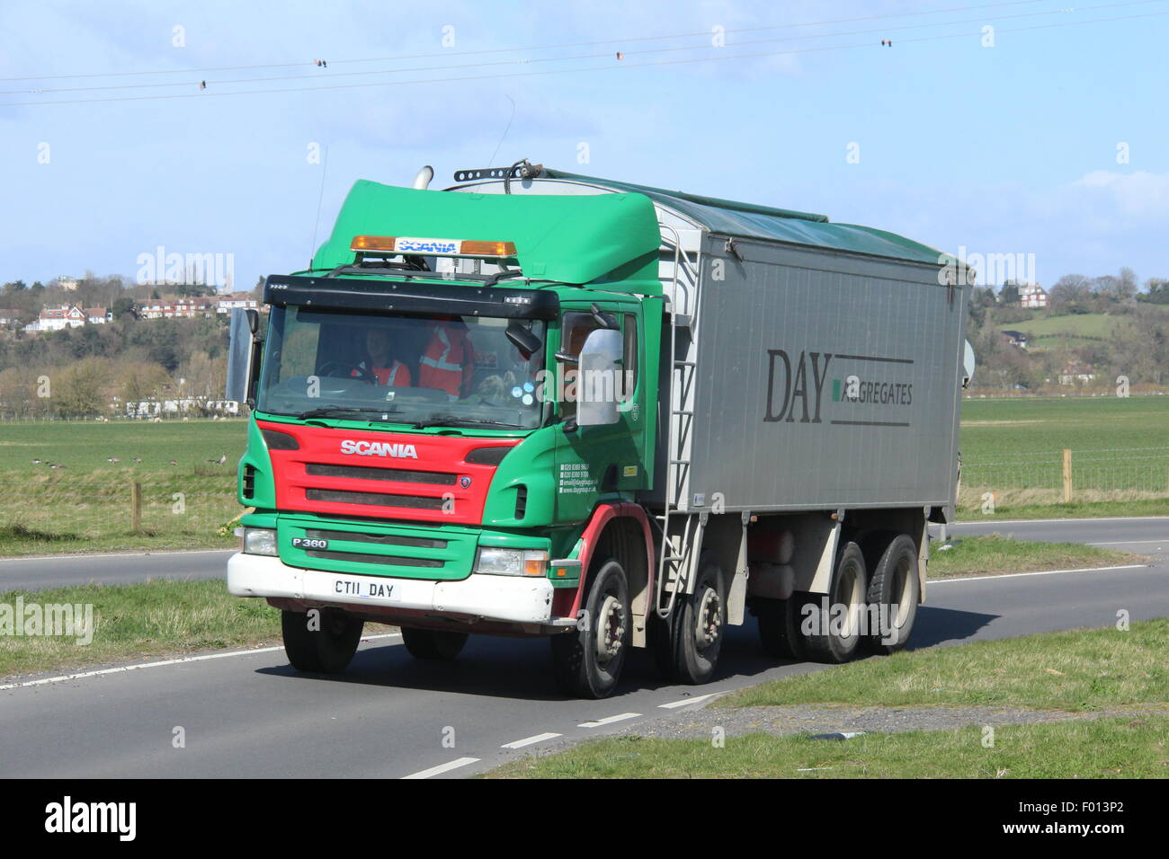 Un jour camion Scania agrégats sur la route dans l'East Sussex Banque D'Images