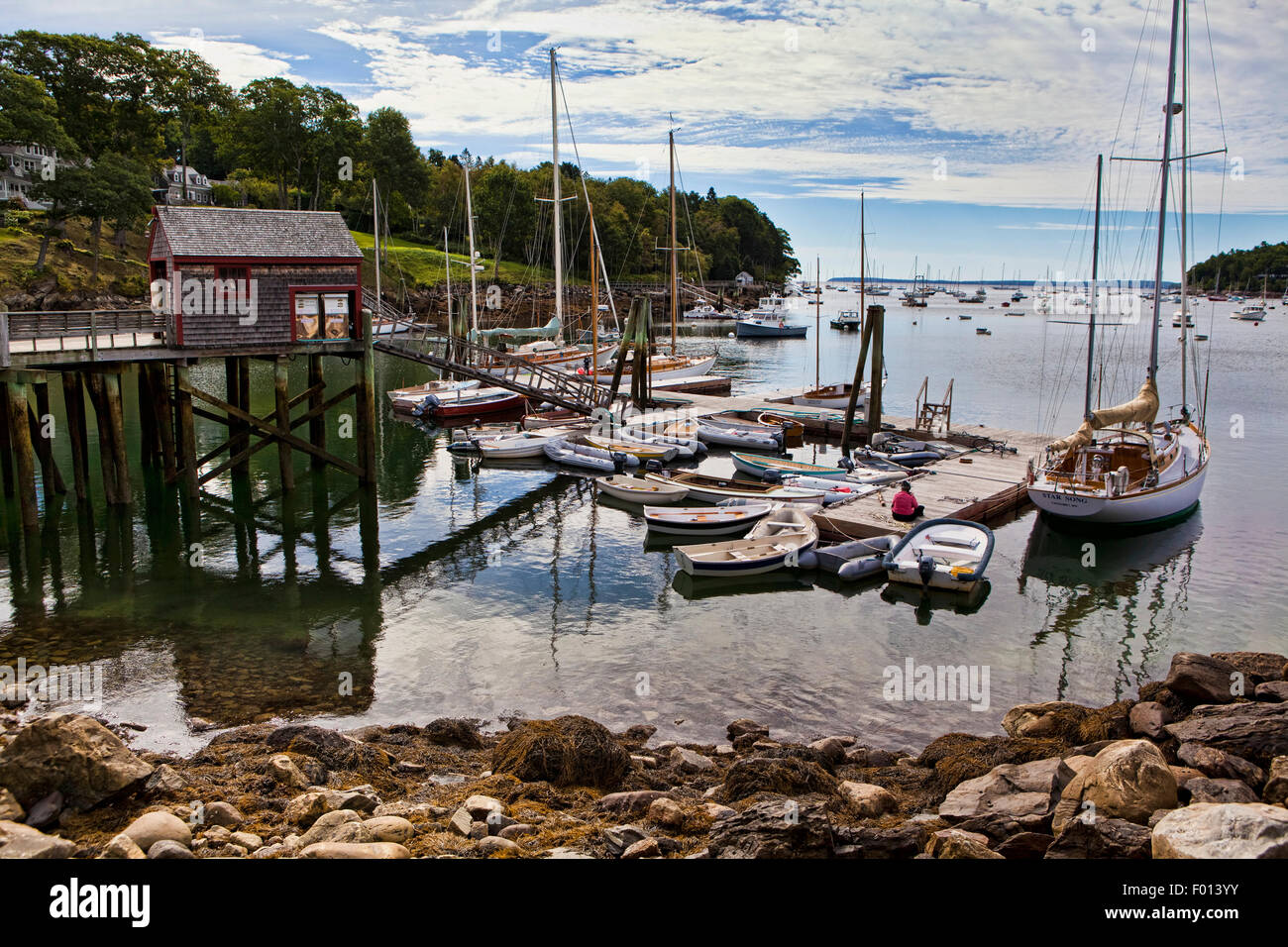Regardant par Rockport Harbor le long de la côte atlantique, dans le Maine avec divers canot et de voiliers d' Banque D'Images