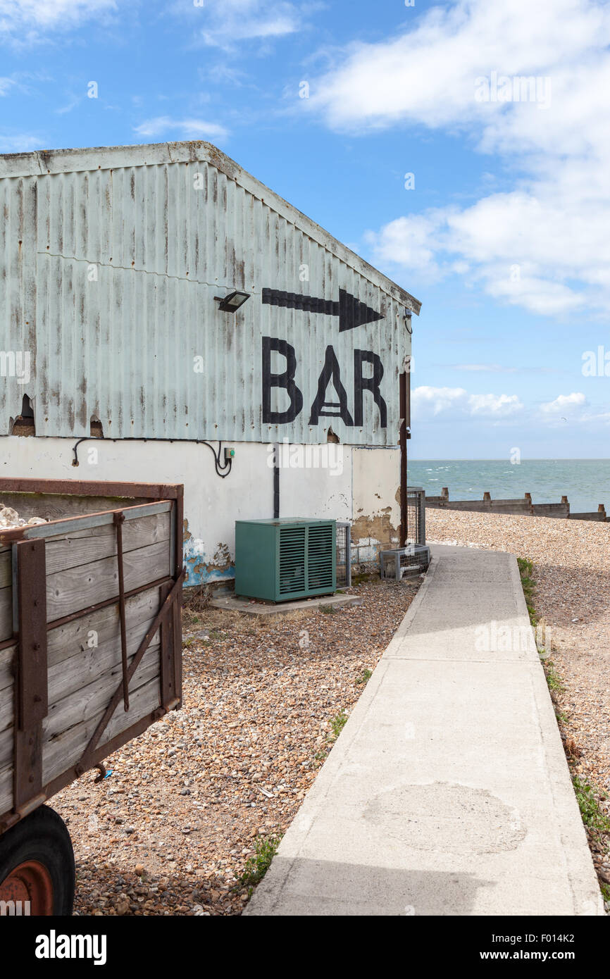 Flèche et signe pour le bar en soulignant à la mer, sur la plage de Whitstable, Kent, UK Banque D'Images