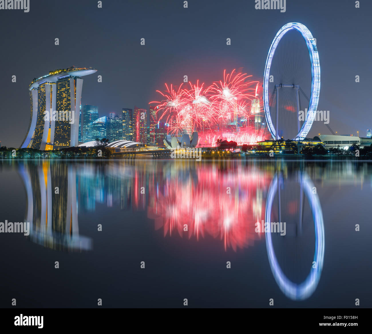 Belle 50e anniversaire de l'artifice d'artifice à Marina Bay à Singapour Banque D'Images