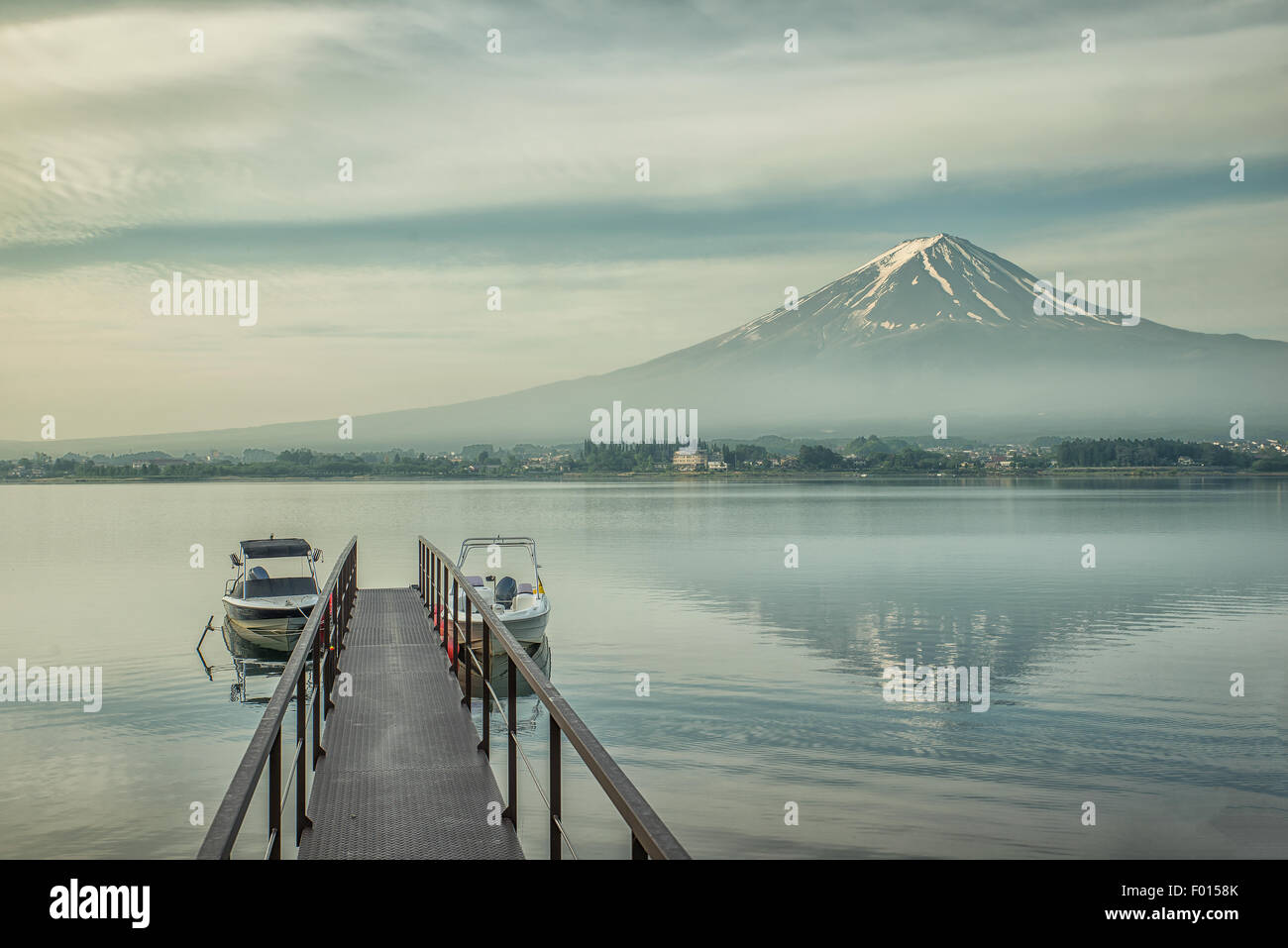 Mt.Fuji et jetée de Kawaguchiko, Japon Banque D'Images